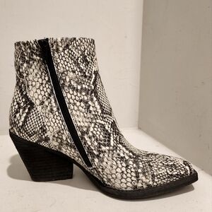 Zodiac Ramona Ankle Boot in Snakeprint size 7.5
